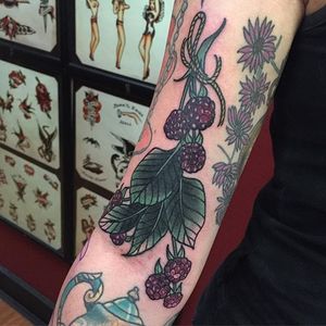 Traditional style blackberry tattoo by Tan Van Den Broek. #fruit #blackberry #berry #traditional #TanVanDenBroek