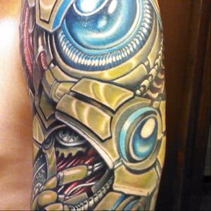 Mike Nickels' (IG—whitelotus_tattoo) combines the Protoss aesthetic with the biomechanical style in this sleeve. #biomechanical #MikeNickels #Protoss #StarCraft #videogames