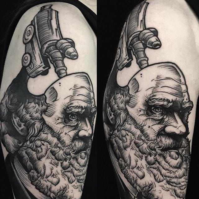 Tatuaje Charles Darwin por Phil Kaulen #charlesdarwin #blackwork #blackworktattoo #blackworkportrait #sketch #sketchtattoo #PhilKaulen
