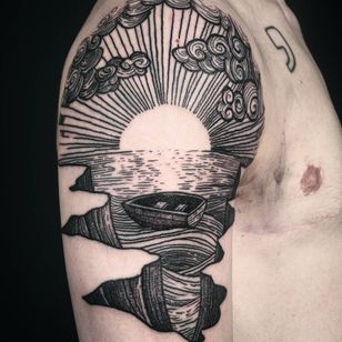Tattoo by Noel'le Longhaul #NoelleLonghaul #linework #blackwork #dotwork # ilustrativo #naturaleza # paisaje # aguafuerte # agua # río # océano # barco #sol #luz #nubes #acantilados # montañas
