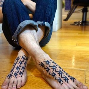 Another set of clean and bold feet tattoos done by Brody Polinsky. #BrodyPolinsky #UNIV_ERSE #blacktattoos #patterntattoo #blackwork