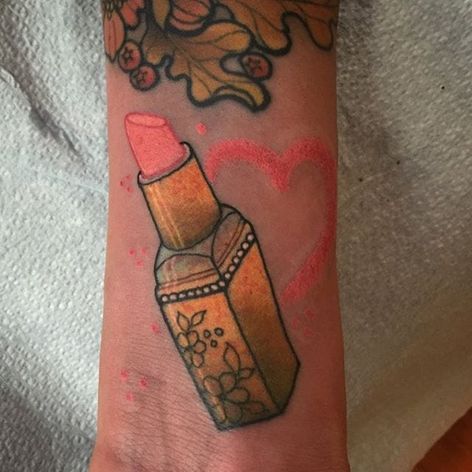 Lápiz labial y tatuaje de corazón de lápiz labial por Sydney Dyer.  # lápiz labial #maquillaje #corazón #neotradicional #SydneyDyer