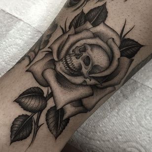 Skull Rose Tattoo por Gianluca Fusco #skull #rose #blackandgrey #blackandgreyart #fineline #blackandgreyartist #GianlucaFusco