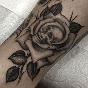 Skull Rose Tattoo by Gianluca Fusco #skull #rose #blackandgrey #blackandgreyart #fineline #blackandgreyartist #GianlucaFusco