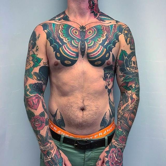 Tatuaje intenso y sólido de mariposa en el pecho de Filip Henningsson.  ¡Hermosa colección también!  #FilipHenningsson #RedDragonTattoo #traditioneltattoo #fedtattoos #bodysuit #sommerfugl