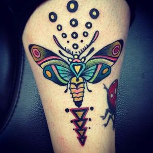 Toda colorida #Ink4 #mariposa #moth #inseto #bug #deathmoth #colorida #colorful #triangulos #triangles #circulos #circles #geometria #geometric #tradicional #traditional
