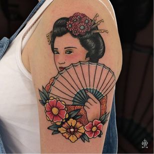 Geisha Tattoo por Iditch #Iditch #tradicional #neotradicional #geisha #fan