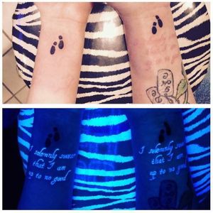 Sabe quem fez essa tatuagem? Conte pra gente nos comentários! #HarryPotter #HarryPotterTattoo #HP #HPtattoo #maraudersmap #maraudersmaptattoo #MapaDoMaroto #MapaDoMarotoTattoo #UVink #LuzNegra #blacklight #blacklighttattoo #Hogwarts