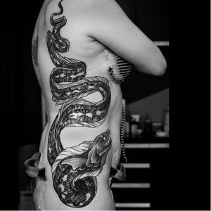 Badass moray eel tattoo by Frederico Rabelo! #eel #FredericoRabelo #Morayeel #blackwork