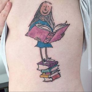 Natasha-Anne's (IG—asha_tattoo) rendition of Matilda with her nose in a book. #childrensliterature #Matilda #NatashaAnne #RoaldDahl #QuentinBlake