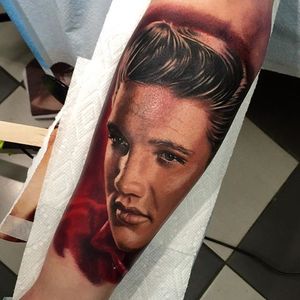 Elvis Portrait Tattoo by Veronique Imbo @veroniqueimbo #veroniqueimbo #portrait #realistic #realisticportrait #Elvis #TheKing #ElvisPresley