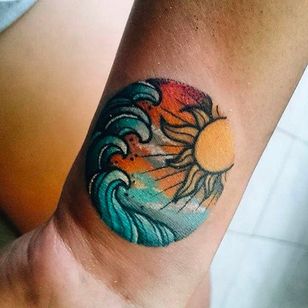 Pequeño tatuaje de paisaje marino limpio y animado con cielo, sol y olas.  Increíble trabajo de Jan Fresco.  # toxic_JanFresco # tatuaje de buenas manos # neotradicional # tatuaje de color # ondas # sol # cielo