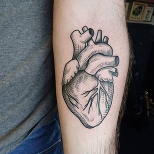Tatuaje de corazón por Nick Whybrow