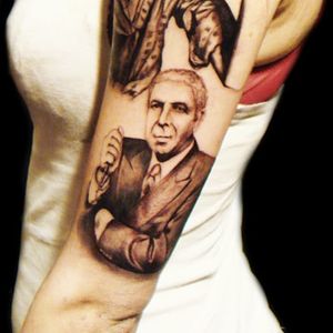 A great tattoo tribute to Leonard Cohen by Miguel Angel (IG—miguelangeltattoo). #blackandgrey #death #LeonardCohen #legacy #musician #portraiture #remembrance #poet #tributetattoos