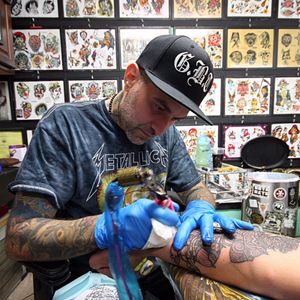 Rodrigo Canteras, tattooing as a guest artist of Queen Street Tattoo, Honolulu. (IG- rodrigo_canteras) (Photo by: @jessicapaige) #RodrigoCanteras #LoveHateSocialClub #Sessions
