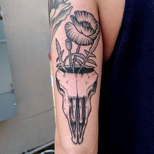 Tatuaje de calavera de planta por Nick Whybrow