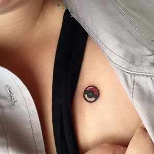 Ashley Green's minimalistic pokéball tattoo. #pokemon #pokeball #videogame #anime #microtattoo #AshleyGreen