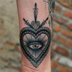Cute jeweled heart design Photo from Pinterest by unknown artist #eye #thirdeye #allseeingeye #esoteric #blackandgrey #blackwork #heart