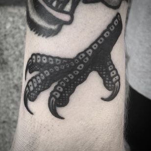 Tatuaje de garra por Jack Ankersen #Blackwork #TaditionalBlackwork #BlackTattoos #Illustrative #FedBlackwork #JackAnkersen #btattooing #blckwrk #claw