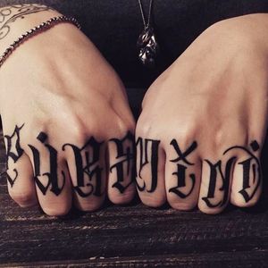 Pure Mind Knuckle Tattoos by @Deliavico at Quetzal Tattoo, Milano #Deliavico #QuetzalTattoo #Knuckles #KnuckleTattoos #HandTattoos #Traditional #Black #Lettering #Script