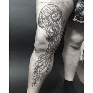 Tatuaje de medusa por Sam Rulz #IllustrativeTattoos #Illustrative #Etching #Illustration #Blackwork #SamRulz #Jellyfish