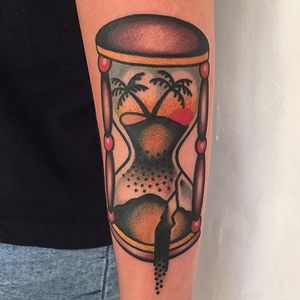 Broken Hourglass Tattoo by Gonzalo Muñiz #hourglass #hourglasstattoo #traditional #traditionaltattoo #oldschool #traditionalartist #boldwillhold #GonzaloMuniz