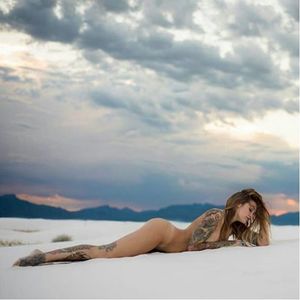 In the Desert via photographer willhollis #desert #tattooedmodel #alternativemodel #mountains #wcw #torrieblake
