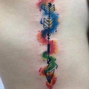 Trabalho do Marcel Vignoto! #MarcelVignoto #tatuadoresbrasileiros #seta #flecha fineline #splash #colorful #colorida #delicate #delicada