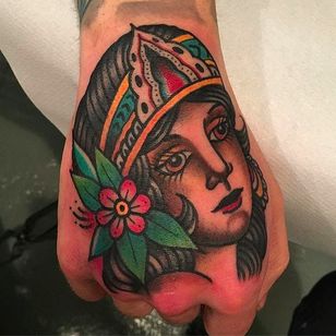 Hermosa chica con la cabeza en la mano.  Trabajo gordo y vivo de Filip Henningsson.  #FilipHenningsson #RedDragonTattoo #traditionaltattoo #fat tattoos #girl #head