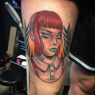 Tatuaje de chica con cabeza de piel por Adam Knowles