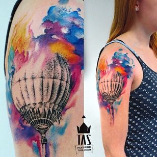 Tatuaje de globo aerostático por Rodrigo Tas #WatercolorTattoo #WatercolorTattoo #WatercolorArtists #Watercolor #Brazil #BrazilianTattooArtists #RodrigoTas #hotairballoon
