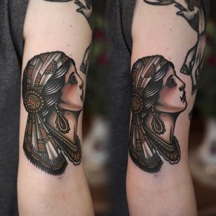 Tatuaje de cabeza de gitano sólido y audaz realizado por Ibi Rothe.  #IbiRothe #traditioneltattoo #fat tattoos #gypsy #girlhead