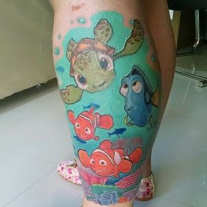 Quão maneira e fofa é essa tatuagem? #nemo #peixes #newschool #colorida #WillTatuagens #brasil #brazil #portugues #portuguese