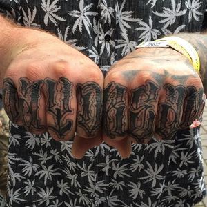 'DayDream' Lettering Tattoo by Niorkz Meniconi #Lettering #KnuckleTattoos #LetteringKnuckleTattoos #ScriptTattoos #Script #FingerTattoos #NiorkzMeniconi