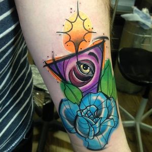 Tatuagem com o "olhoque tudo vê" e uma flor! #flor #flower #olho #eye #PiotrGie #coloridas #tatuagenscoloridas #colorful #brasil #brazil #portugues #portuguese