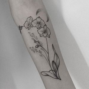 Blackwork flower tattoo by Gabriela Arzabe Lehmkuhl. #GabrielaArzabe #GabrielaArzabeLehmkuhl #blackwork #dotwork #pointillism #floral #flower