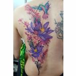 Trabalho incrível por Rodrigo Tanigutti! #RodrigoTanigutti #tatuadoresbrasileiros #aquarela #watercolor #bird #flower #hummingbird #flor #flower