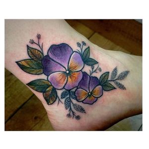 Flowers tattoo by Alice Perrin #AlicePerrin #flowers #neotraditional #floral (Photo: Instagram @alish_p)