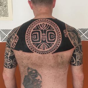 A traditional Polynesian sun tattoo by Chris Higgins (IG—higginsandco).
