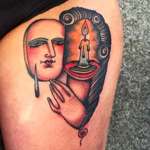 Tatuaje surrealista de dama sin rostro, mano y vela por Rafa Decraneo @Rafadecraneo #Rafadecraneo #Traditional #Neotraditional #Girl #Lady #Woman #Spain #Truelovetattoo #Candle #Hand #Faceless