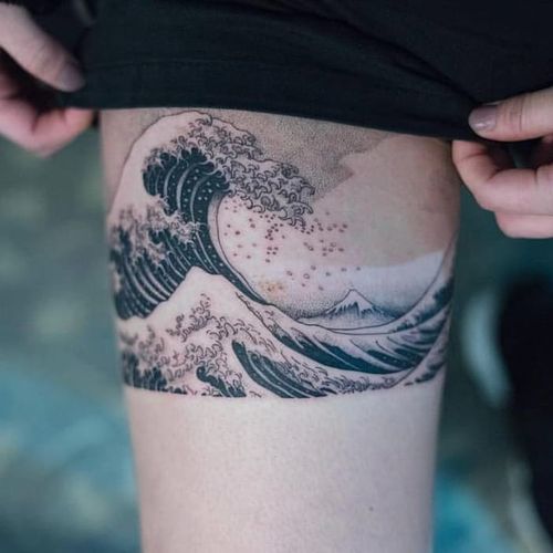‘The Great Wave off Kanagawa’ tattoo by Oozy. #Oozy #blackwork #dotwork #southkorean #thegreatwaveoffkanagawa #hokusai #japanese #greatwaveoff #woodblock #traditional #iconic #fineart #mtfuji #wave