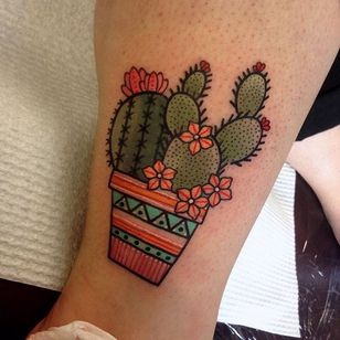 Lindo tatuaje de cactus de Miss Quartz.  #tradicional #dulce #MissQuartz #botánico #cactus