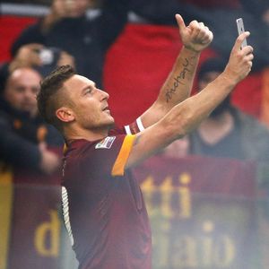 Francesco Totti goes for the selfie at the end of a match #francescototti #asroma #football #soccer #script #lettering