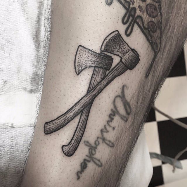 Tatuaje de hacha por Johannes Folke