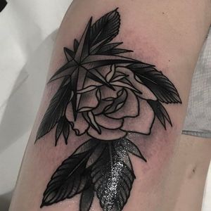 Magnificent and classic rose tattoo done by Andrea Raudino. #AndreaRaudino #blacktattoo #blackwork #rose #traditional #flowertattoo