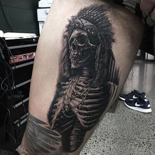 Tatuaje de esqueleto de nativo americano por Ben Kaye