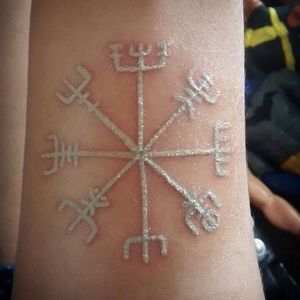 #JackCDaniels #whitetattoo #whiteink #tattoobranca #viking #simbolo #symbol #vegvisir