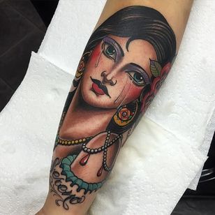 Tatuaje de mujer llorando por Xam @XamTheSpaniard #Xam #XamtheSpaniard #Beautiful #Gypsy #Crying #Girl #Lady #Traditional #sevendoorstattoo #London