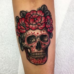 Tattoo by Roberto Euan #RobertoEuan #neutraditional #illustrative #kranie #sugarskull #flower #leaves #roses #flowers #naturaleza #death skeleton