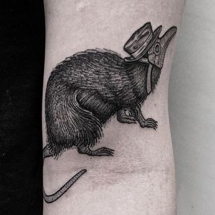 Tatuaje de rata plaga por Luca Cospito #rat #plaguerat #blackwork #blackworkartist #blackink #darkart #darkartist #spanishartist #LucaCospito